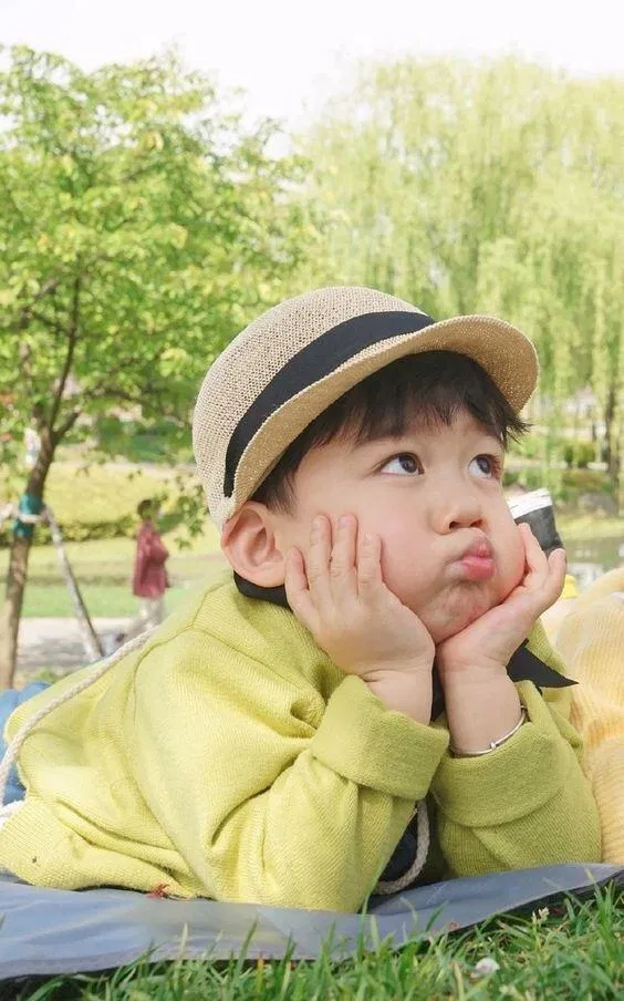 Trẻ nhỏ lúc nào cũng mong trở thành người lớn (Ảnh: Internet) Trẻ nhỏ lúc nào cũng mong trở thành người lớn (Ảnh: Internet)