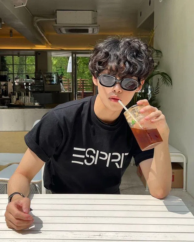 Taek khi đeo kính trông thật sự giống như anh em song sinh của V BTS. (Ảnh: Internet)