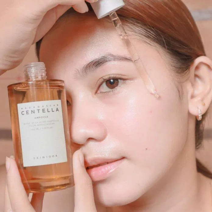 SKIN1004 Madagascar Centella Ampoule sẽ là “chân ái” cho tuýp da nào? Nhờ vào thành phần chính là rau má nên đây chính là vị cứu tinh cho những làn da dầu mụn, da dầu hoặc da hỗn hợp thiên dầu. Cùng với đó nếu da đang phục hồi sau mụn, da bị kích ứng, đỏ rát, da có mụn sưng viêm nhẹ hoặc da nhạy cảm thì chắc chắn rất hợp với sản phẩm này. Còn đối với tuýp da khô thì nên dùng vào mùa hè để mang đến khả năng dưỡng ẩm vừa đủ, không làm nặng da.
