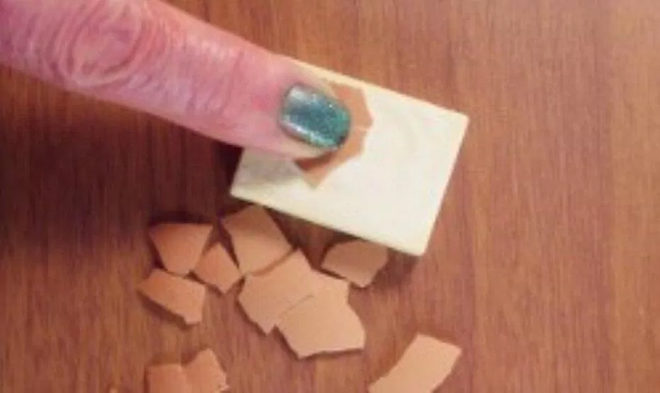 Ấn vào vỏ trứng để tạo ra các mảnh nhỏ (Nguồn: Internet) Ấn vào vỏ trứng để tạo ra các mảnh nhỏ (Nguồn: Internet)