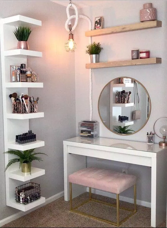 Sắp xếp các chậu cây nhỏ trên kệ đứng vừa tiết kiệm không gian vừa đem lại cảm giác tươi mát. (Nguồn: Internet) Sắp xếp các chậu cây nhỏ trên kệ đứng vừa tiết kiệm không gian vừa đem lại cảm giác tươi mát. (Nguồn: Internet)
