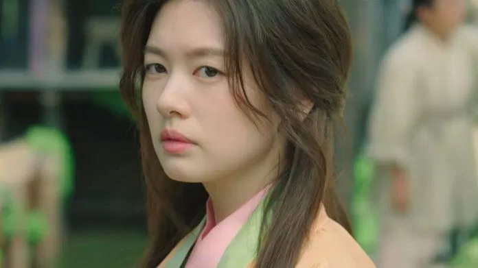 Jung So Min trong vai Mu Deok yếu đuối với linh hồn sát thủ mang khát vọng trả thù. (Ảnh: Internet)