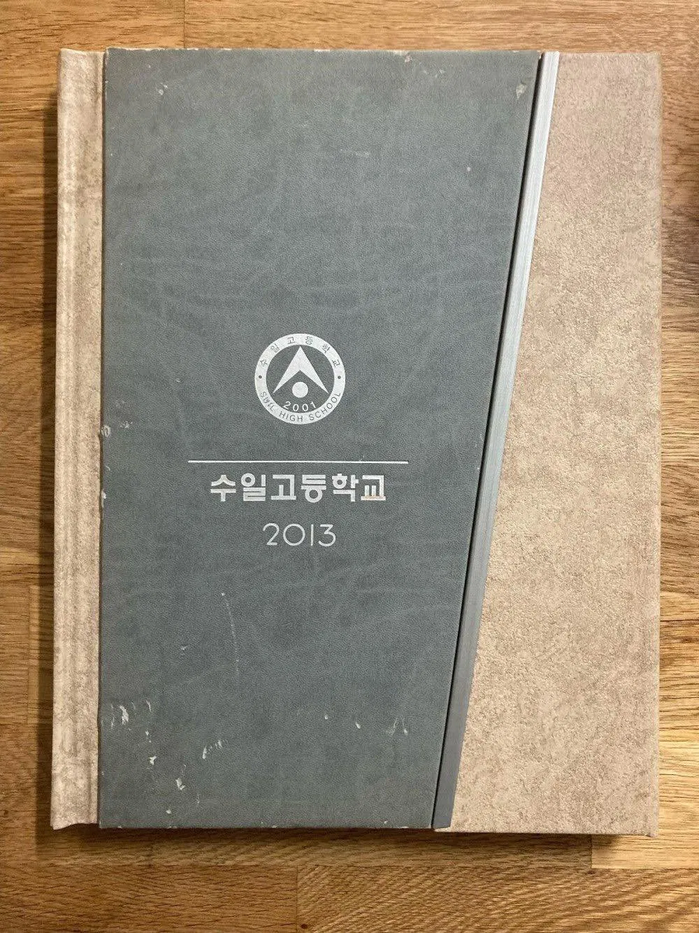 Cuốn kỉ yếu khóa 2013 được "nạn nhân" đưa ra để tăng tính xác thực (Nguồn: Internet).