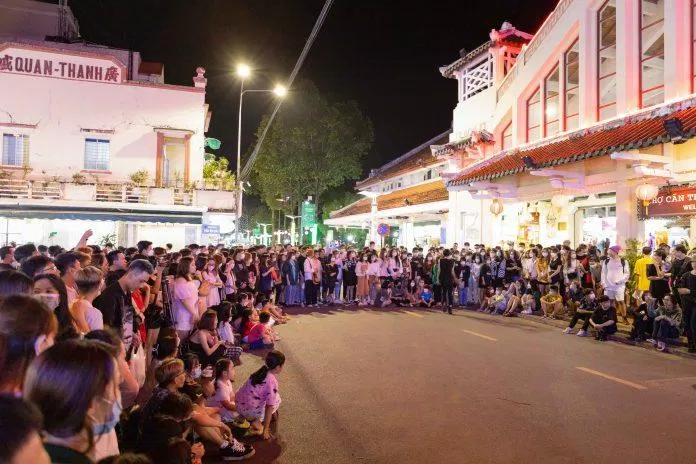 Mọi người xem nhảy đường phố tại Phố đi bộ Ninh Kiều (ảnh: Trường Vũ Trần)