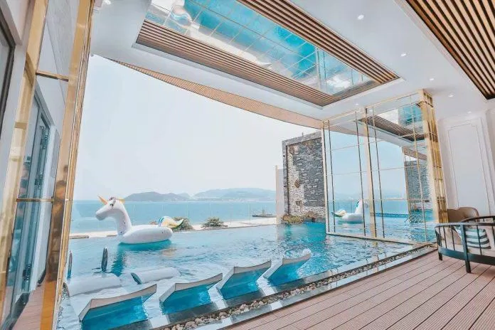 Bể bơi khách sạn với "chiếc view" cực đỉnh (Ảnh: chintl). Bể bơi khách sạn với "chiếc view" cực đỉnh (Ảnh: chintl).