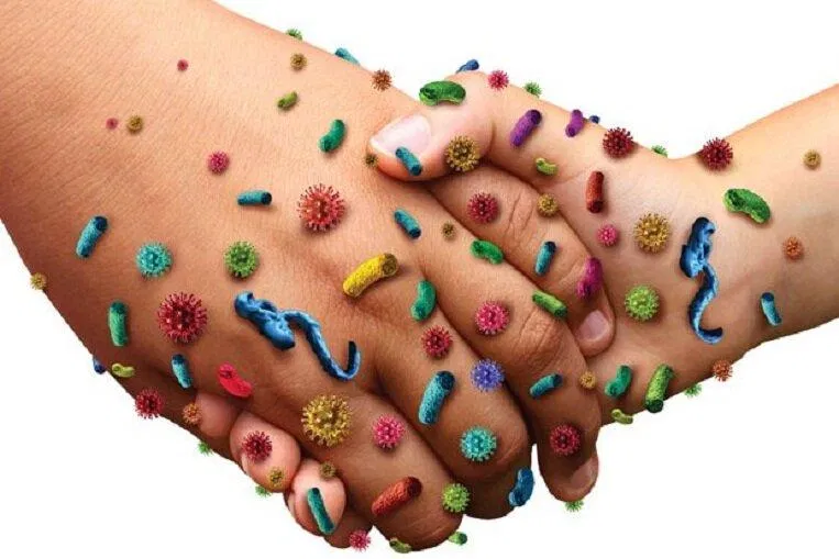 Bệnh đậu mùa khỉ có thể lây qua tiếp xúc trực tiếp giữa người với người (Ảnh: Internet). Bệnh đậu mùa khỉ có thể lây qua tiếp xúc trực tiếp giữa người với người (Ảnh: Internet).