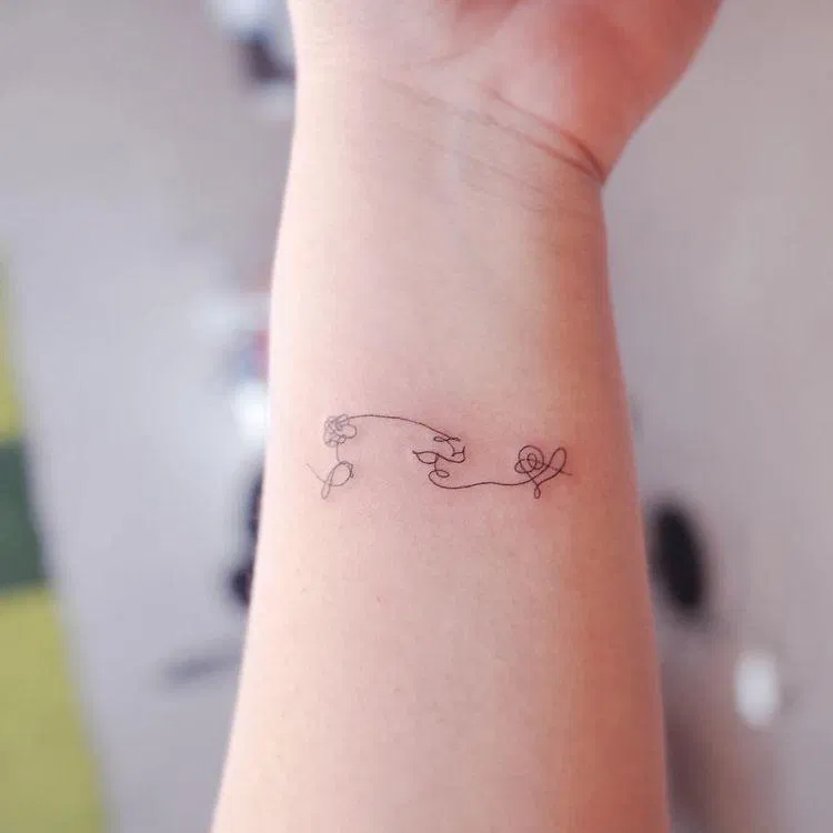 Hình xăm BTS với ý tưởng những bông hoa Love Yourself. (Ảnh: Internet) Hình xăm BTS với ý tưởng những bông hoa Love Yourself. (Ảnh: Internet)