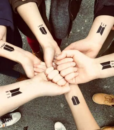 BTS tatoos: 200+ gợi ý hình xăm BTS đẹp của các ARMY toàn cầu bài hát BTS hình xăm BTS tattoo BTS tattoos cô đơn Hình xăm hình xăm BTS hình xăm cho nữ hình xăm của Jungkook Hình xăm đẹp hình xăm mini Love Yourself Save me Trích dẫn trích dẫn hay Young Forever