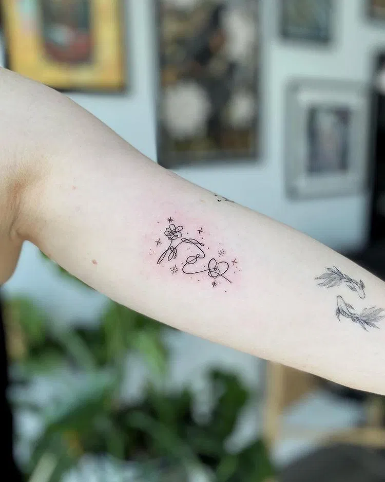 Hình xăm BTS với ý tưởng những bông hoa Love Yourself. (Ảnh: Internet) Hình xăm BTS với ý tưởng những bông hoa Love Yourself. (Ảnh: Internet)