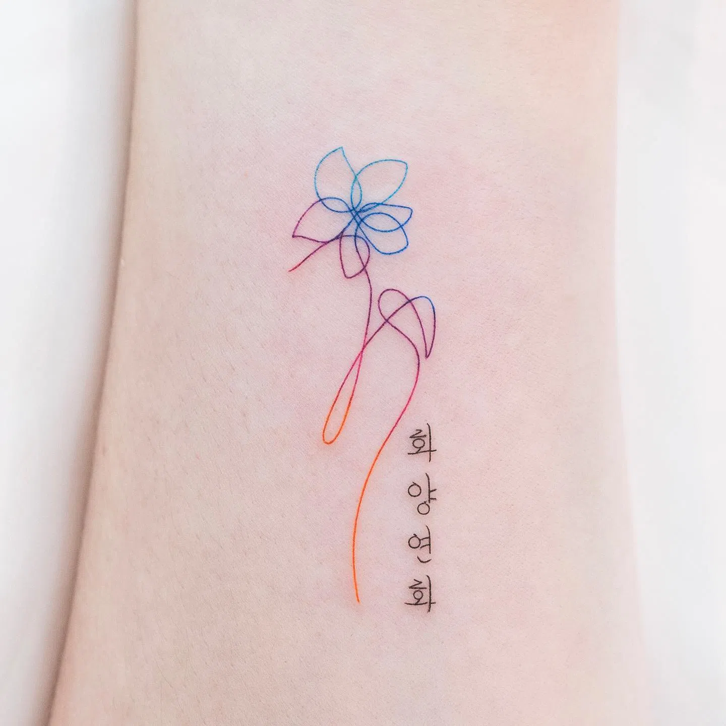 Hình xăm BTS lấy cảm hứng từ hoa Smeraldo. (Ảnh: Internet) Hình xăm BTS lấy cảm hứng từ hoa Smeraldo. (Ảnh: Internet)