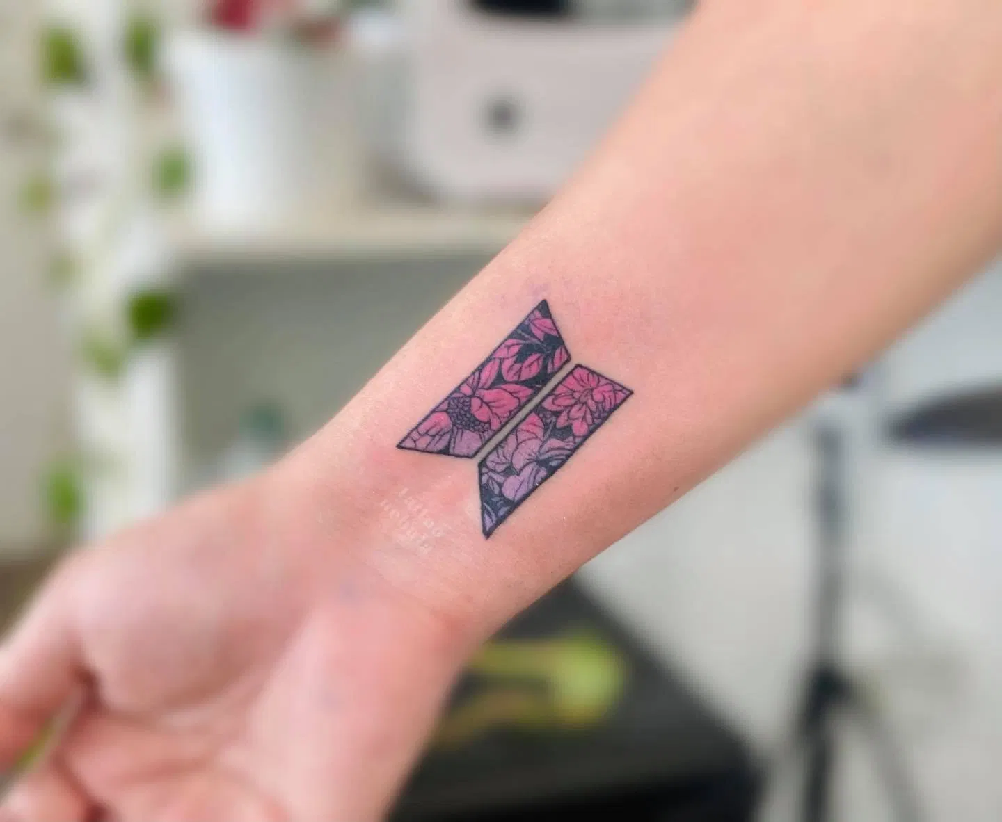 Hình xăm BTS: Logo BTS & ARMY (Ảnh: Internet) Hình xăm BTS: Logo BTS & ARMY (Ảnh: Internet)