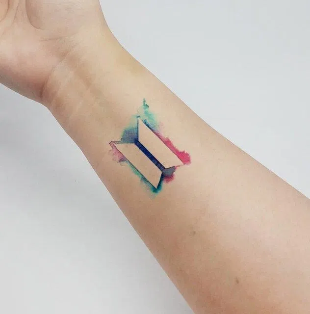 Hình xăm BTS: Logo BTS & ARMY (Ảnh: Internet) Hình xăm BTS: Logo BTS & ARMY (Ảnh: Internet)