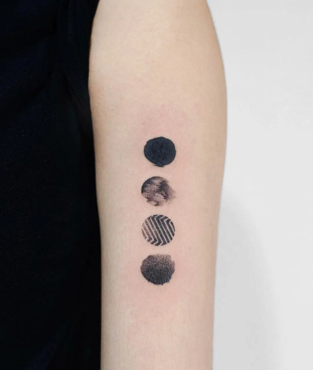 Hình xăm BTS lấy cảm hứng từ logo Wings. (Ảnh: Internet) Hình xăm BTS lấy cảm hứng từ logo Wings. (Ảnh: Internet)