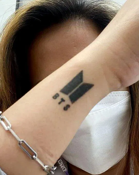 BTS tatoos: 200+ gợi ý hình xăm BTS đẹp của các ARMY toàn cầu bài hát BTS hình xăm BTS tattoo BTS tattoos cô đơn Hình xăm hình xăm BTS hình xăm cho nữ hình xăm của Jungkook Hình xăm đẹp hình xăm mini Love Yourself Save me Trích dẫn trích dẫn hay Young Forever