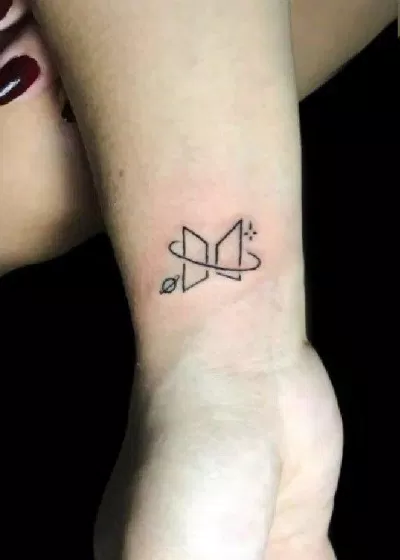 Hình xăm BTS: Logo BTS & ARMY (Ảnh: Internet) Hình xăm BTS: Logo BTS & ARMY (Ảnh: Internet)