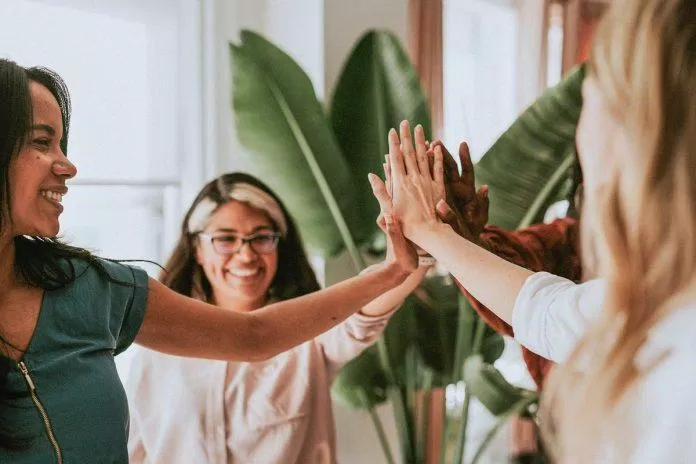 Hãy sống vui vẻ, tich cực lên nhé (Ảnh: Internet) Hãy sống vui vẻ, tich cực lên nhé (Ảnh: Internet)