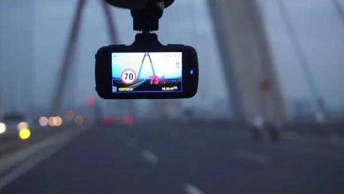 Camera hiện cảnh báo cho đoạn đường phía trước (Ảnh: Internet). Camera hiện cảnh báo cho đoạn đường phía trước (Ảnh: Internet).