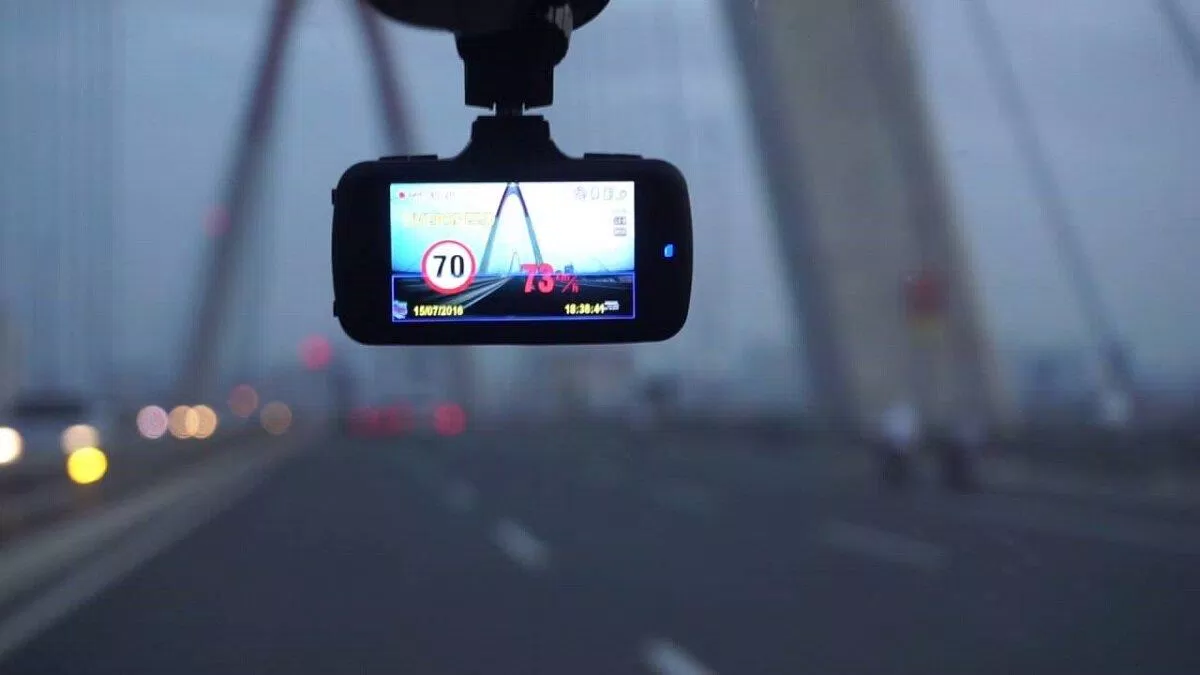 Camera hiện cảnh báo cho đoạn đường phía trước (Ảnh: Internet).