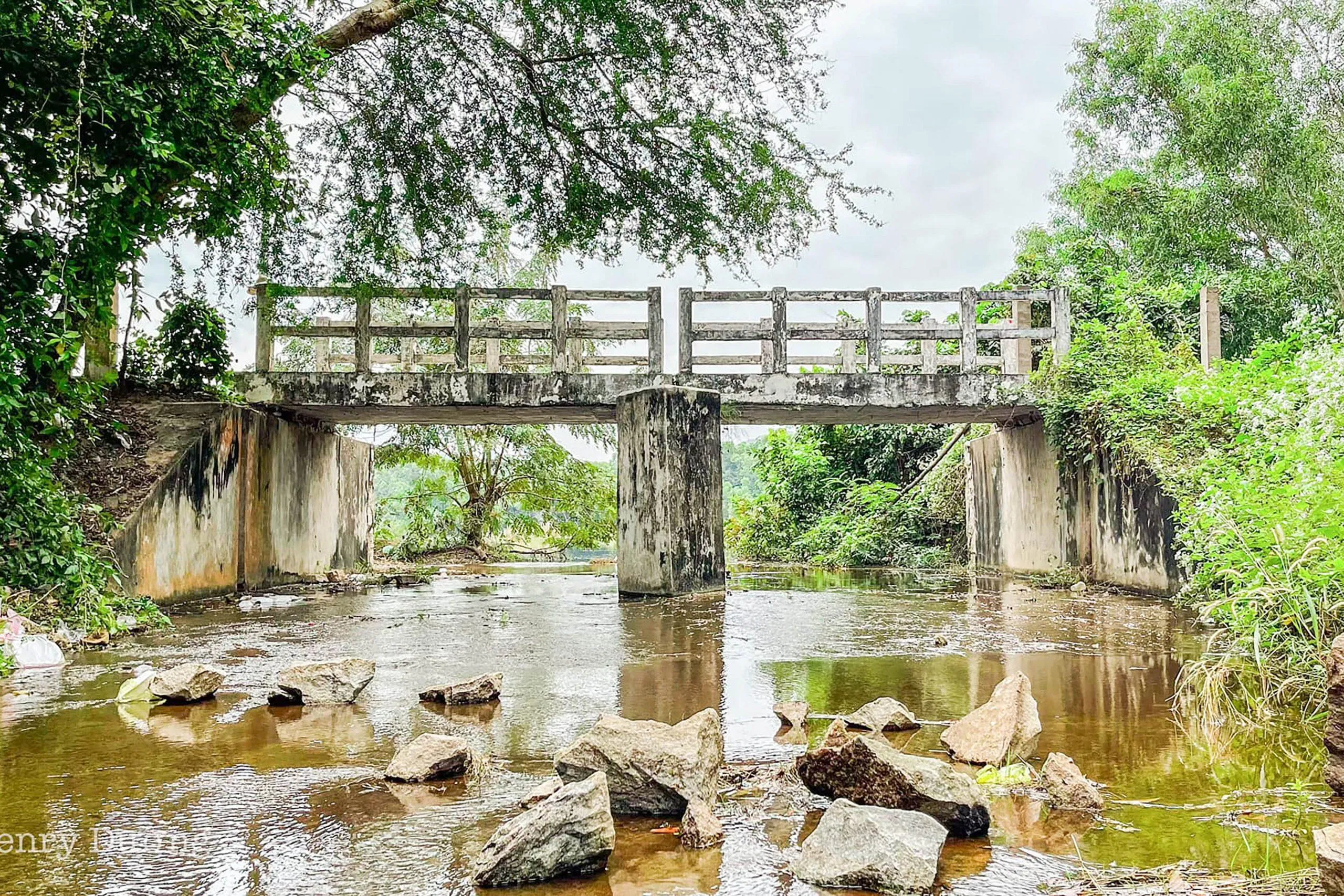 Cảnh đường vào hồ Ô Tứk Sa (ảnh: Trường Vũ Trần)