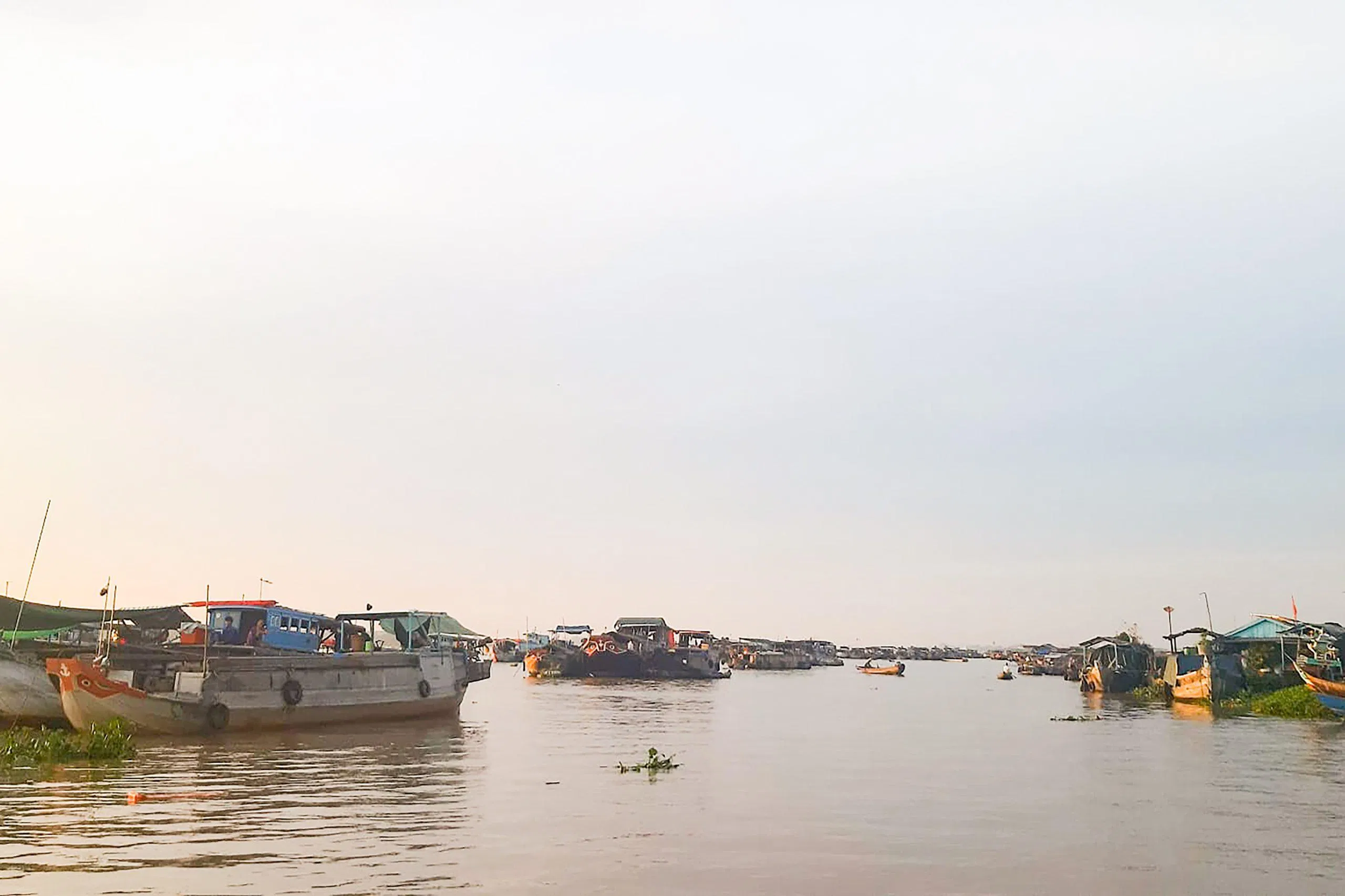 Chợ nổi Long Xuyên (ảnh: Trường Vũ Trần)