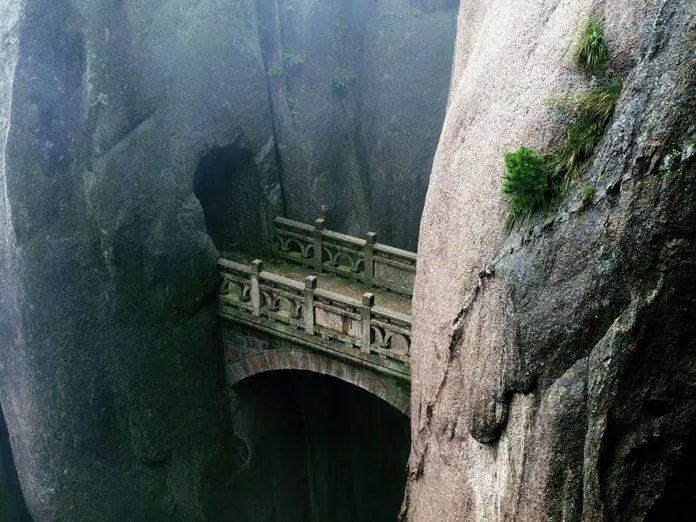 Cây cầu nằm ẩn mình sâu bên trong những núi đá (Nguồn: Internet)