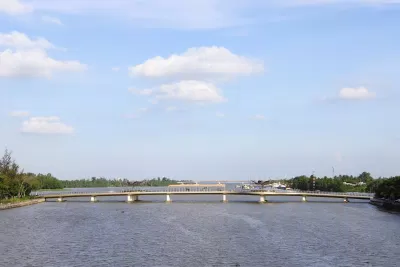 Cầu Tình Yêu tại Bến Ninh Kiều (ảnh: Trường Vũ Trần)