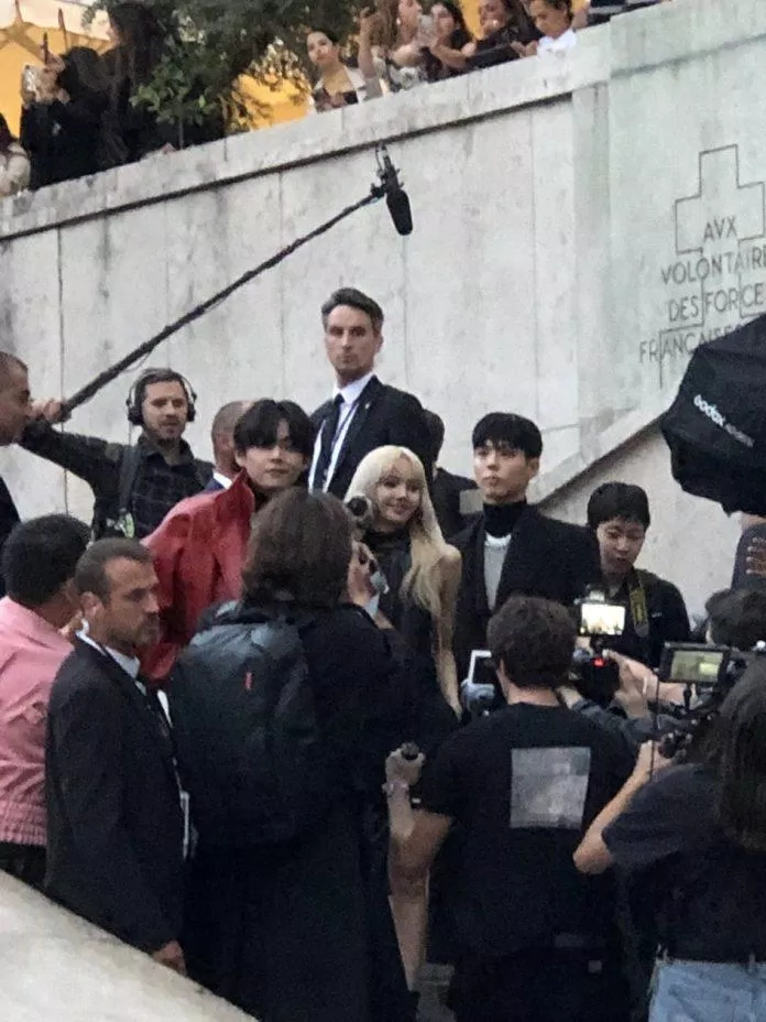 V BTS, Lisa BLACKPINK và Park Bo Gum chung một khung hình (Ảnh: Internet)
