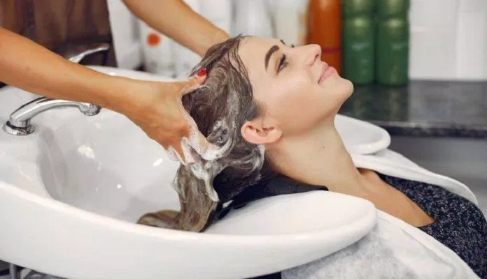 Tới spa để chăm sóc tóc chuyên nghiệp hơn nhé (Ảnh: Internet)