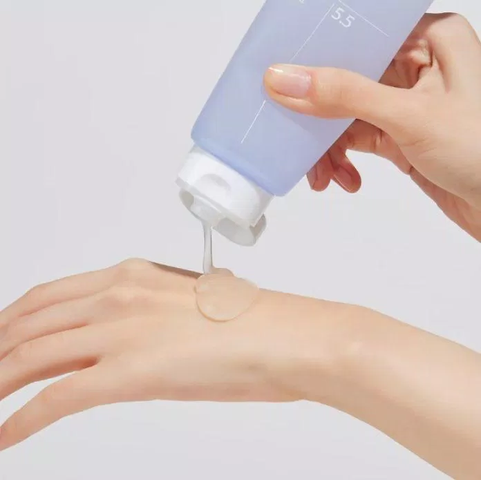 Sử dụng gel rửa mặt vào buổi sáng để giúp làm sạch da nhẹ nhàng (Nguồn: Internet)