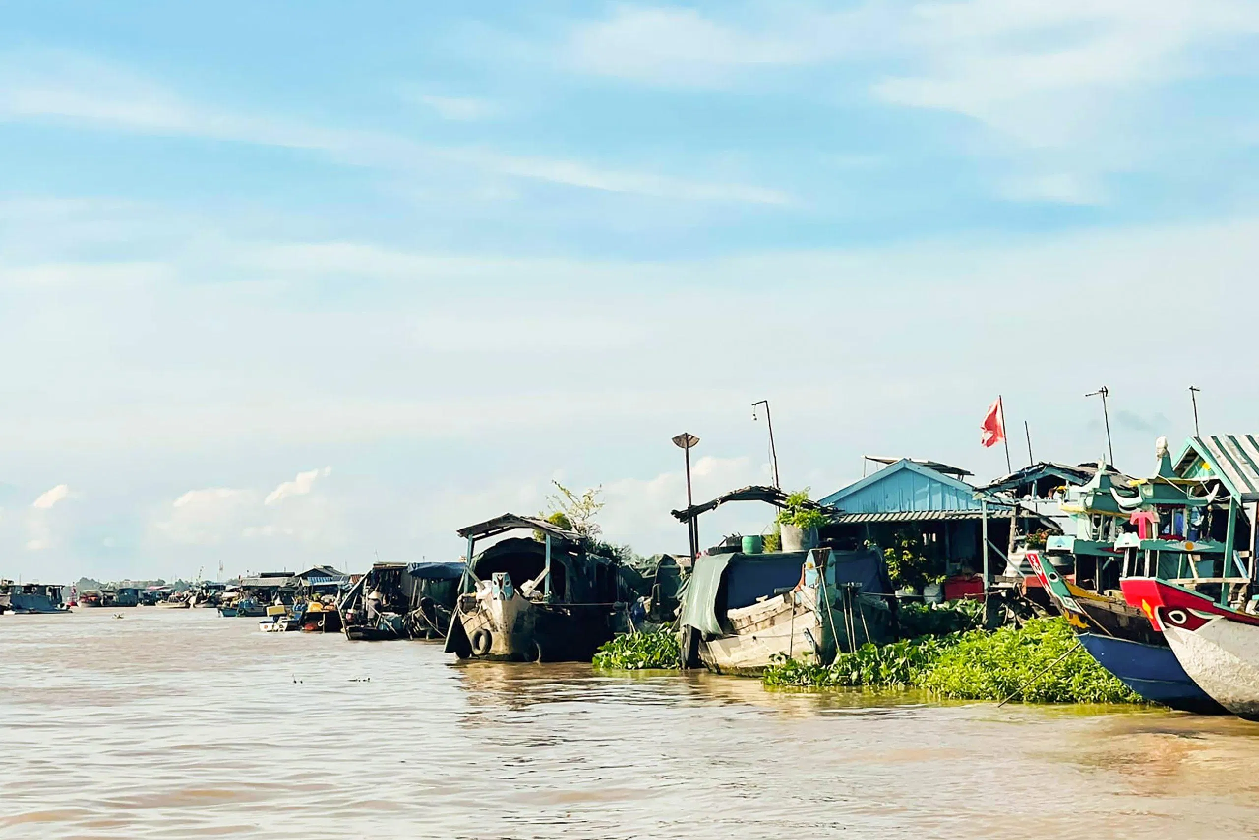 Cảnh tại chợ nổi Long Xuyên (ảnh: Trường Vũ Trần)