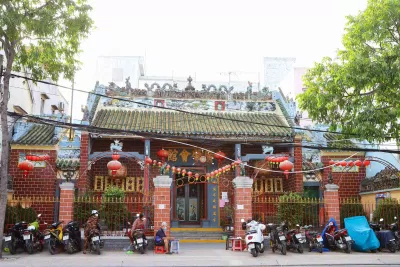Chùa Ông tại Bến Ninh Kiều (ảnh: Trường Vũ Trần)