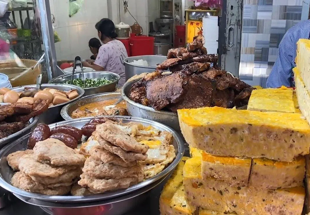 Quầy hàng ngon mắt của quán cơm tấm Mai. (Ảnh: Internet)