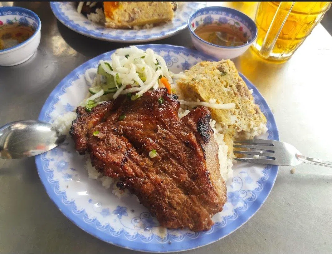 Cơm tấm sườn chả trứng siêu đầy đặn của quán. (Ảnh: Internet)