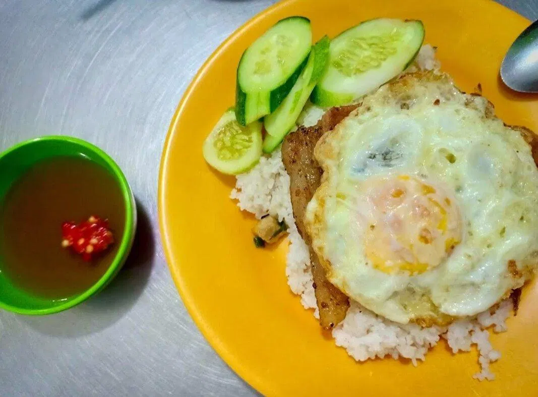 Món cơm tấm sườn trứng ốp của quán cô Hoa. (Ảnh: Internet)