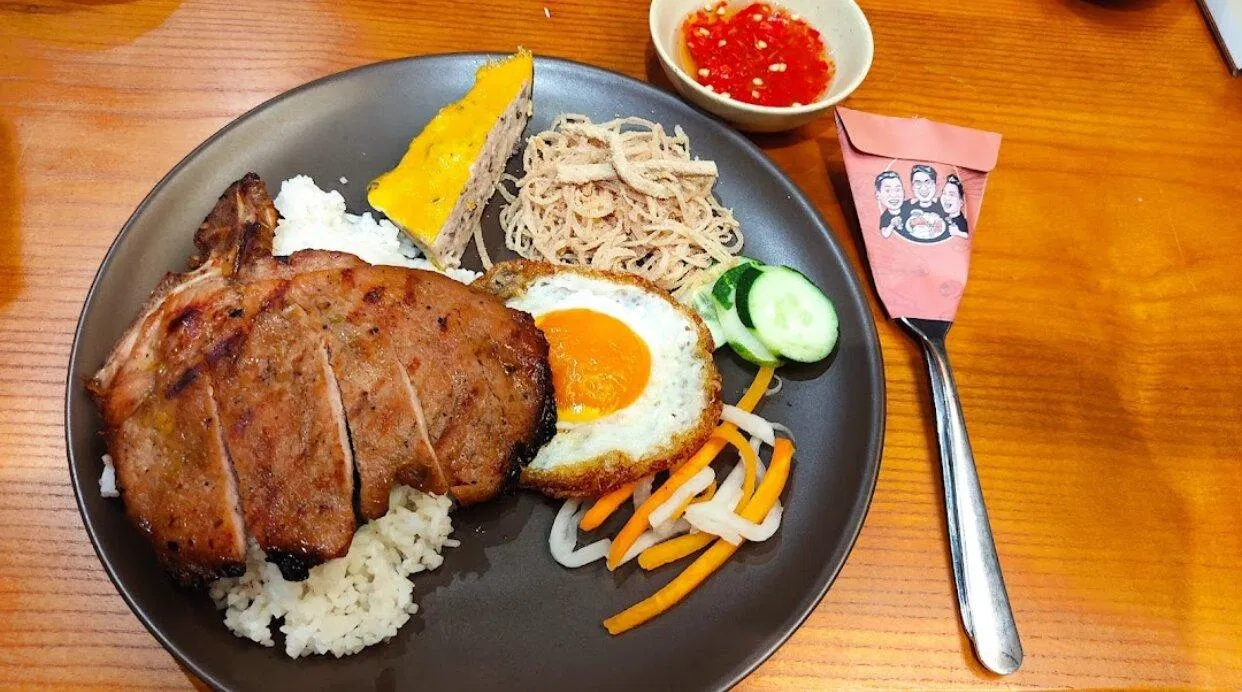 Món cơm tấm sườn chả trứng bì ốp la của quán. (Ảnh: Internet)