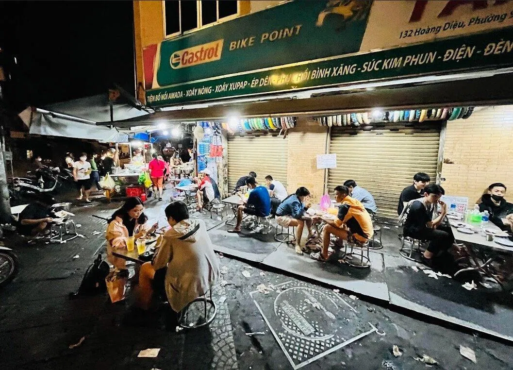 Không gian vỉa hè của quán. (Ảnh: Internet)