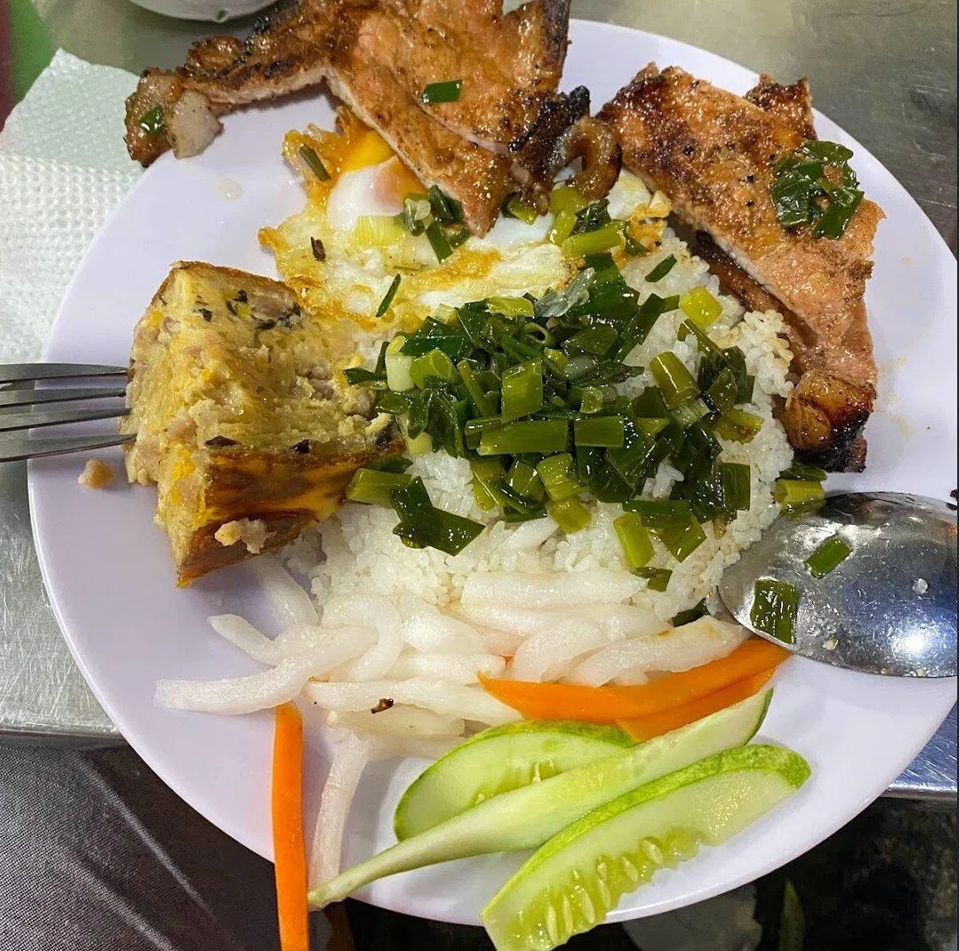 Cơm tấm sườn chả trứng của quán. (Ảnh: Internet)