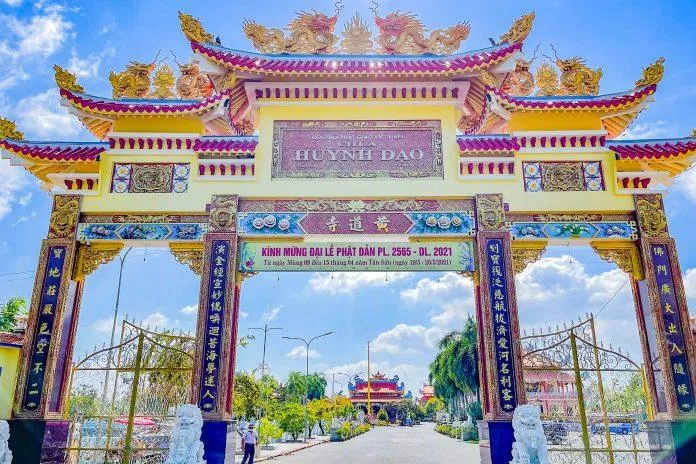 Cổng chùa Huỳnh Đạo (ảnh: Trường Vũ Trần)