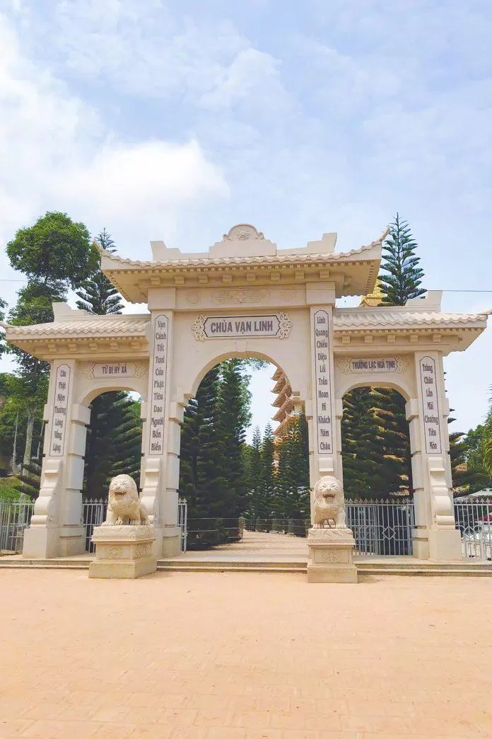 Cổng chùa Vạn Linh (ảnh: Trường Vũ Trần)