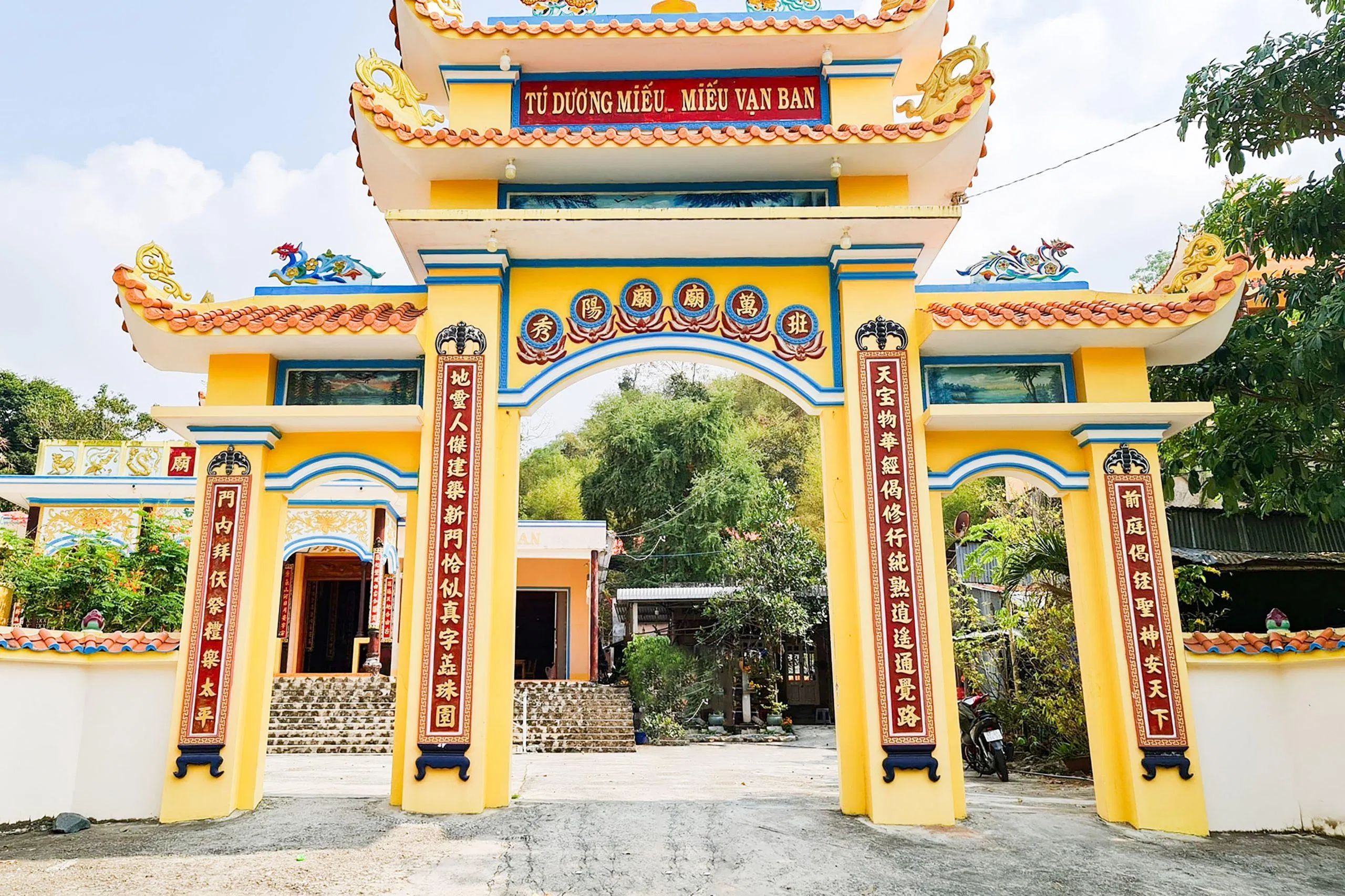 Miếu Vạn Ban (ảnh: Trường Vũ Trần)