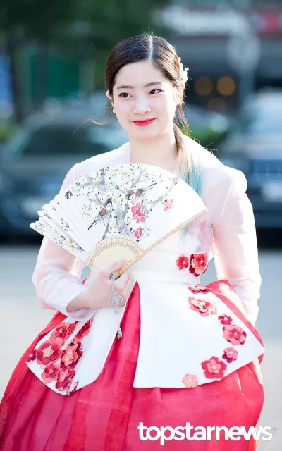 Dahyun tỏa sáng với bộ hanbok truyền thống đỏ rực (Ảnh: Internet)