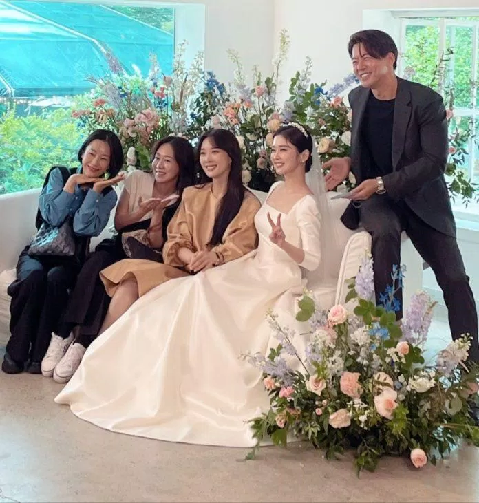 Rất nhiều bạn bè là những nghệ sĩ nổi tiếng đã tham dự lễ cưới của Jang Nara. (Ảnh: Internet)