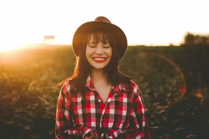 Những người có trí tuệ cảm xúc cao thường thành công trong cuộc sống vì họ khiến những người xung quanh cảm thấy thoải mái khi tiếp xúc với họ.