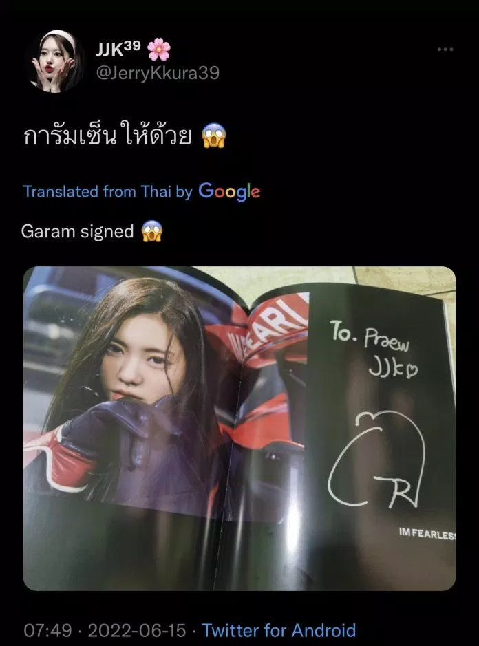 Một fan người Thái đã khoe trên Twitter rằng mình đã gặp Kim Garam gần công ty và xin được chữ ký của nữ idol (Nguồn: Internet)