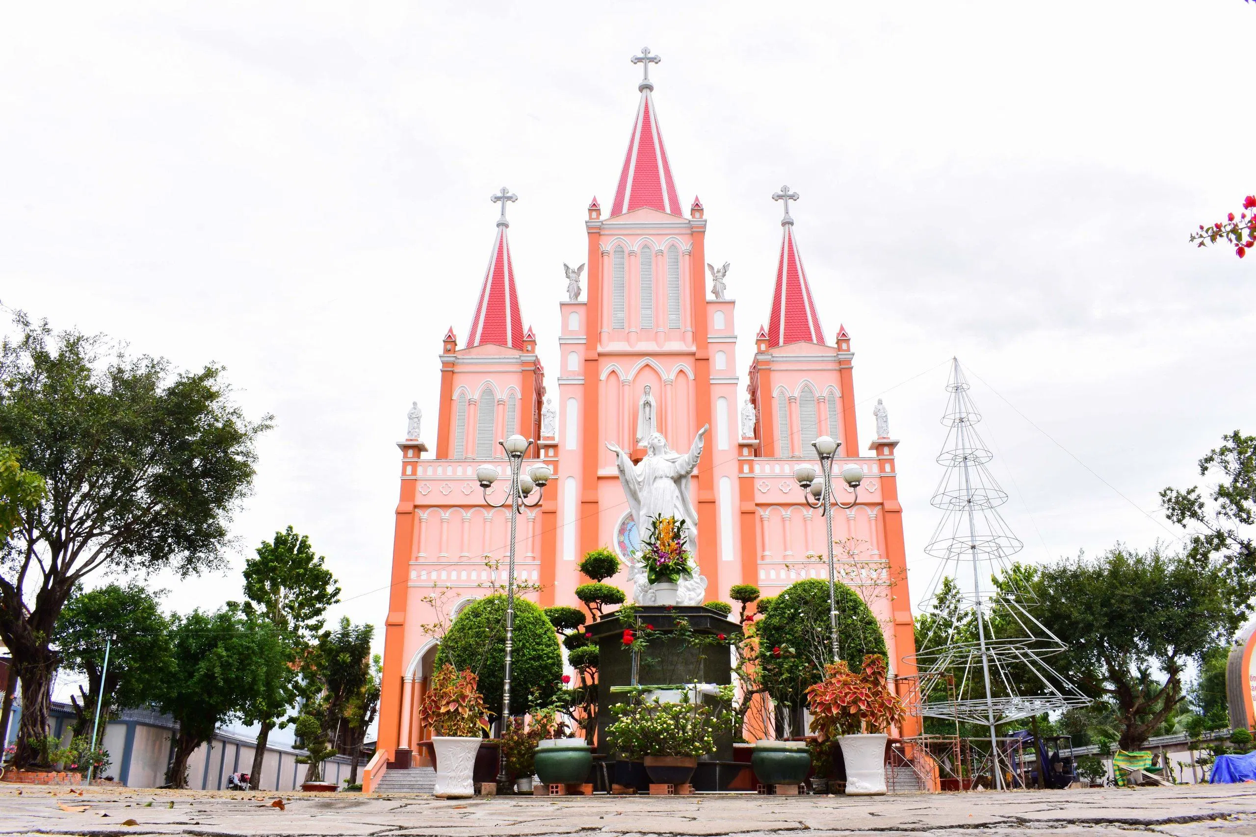 Chụp ảnh tại Giáo xứ Mỹ Thạnh (ảnh: Trường Vũ Trần)