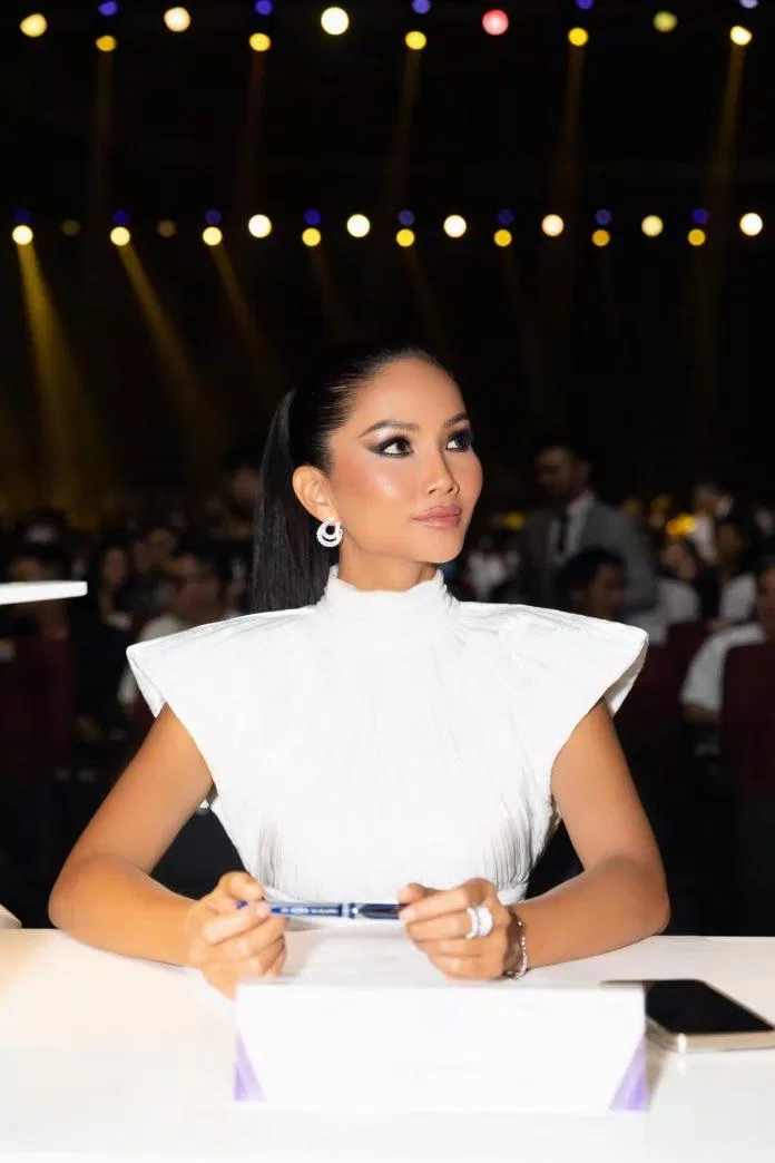 Hen trong vai trò thành viên Ban giám khảo Hoa hậu Hoàn vũ Việt Nam 2022