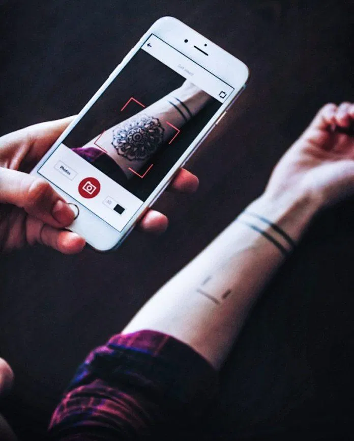 Hình xăm ảo trên tay được tạo bởi công nghệ AR của INKHUNTER (Ảnh: Internet). Hình xăm ảo trên tay được tạo bởi công nghệ AR của INKHUNTER (Ảnh: Internet).