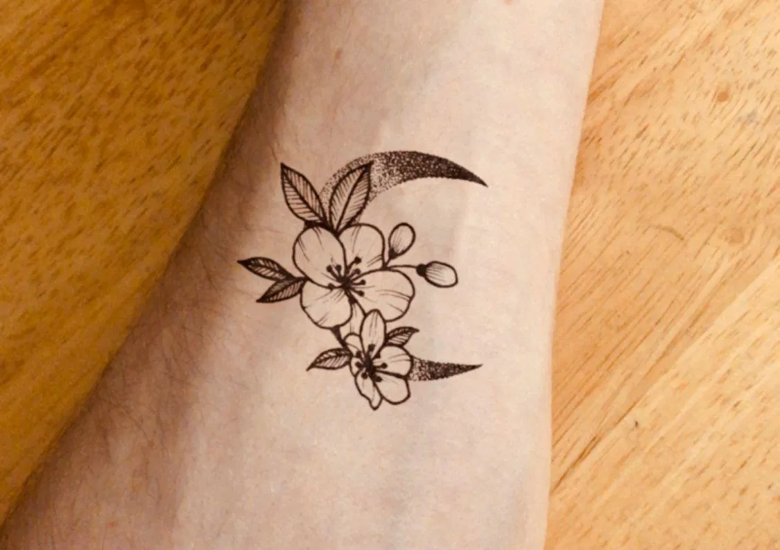 Khi nhìn vào màn hình điện thoại sẽ thấy hình xăm nhưng không thấy ký hiệu ban đầu (Ảnh: Internet). Khi nhìn vào màn hình điện thoại sẽ thấy hình xăm nhưng không thấy ký hiệu ban đầu (Ảnh: Internet).