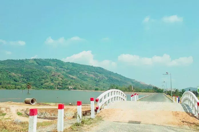 Phong cảnh tại hồ Ô Tà Sóc (ảnh: Trường Vũ Trần)