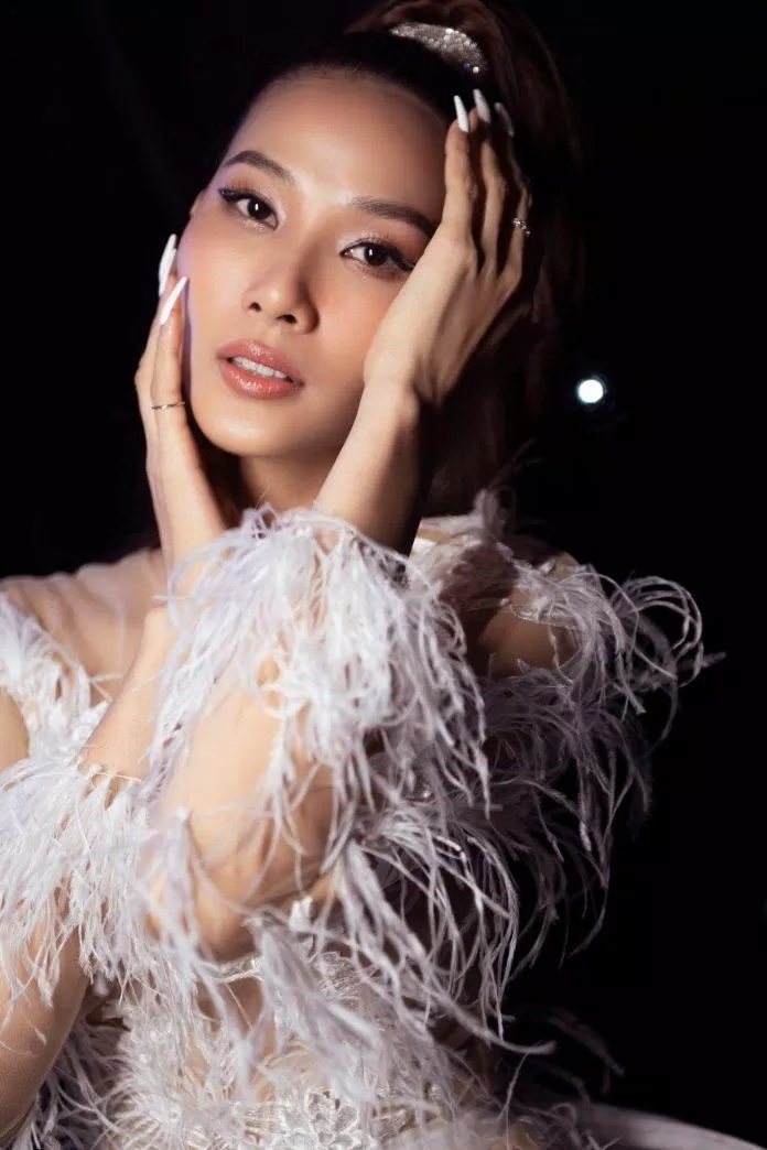 Từ khi thi Hoa hậu, nét đẹp của Hoàng Thùy đã trở nên mềm mại hơn rất nhiều so với khi là một người mẫu